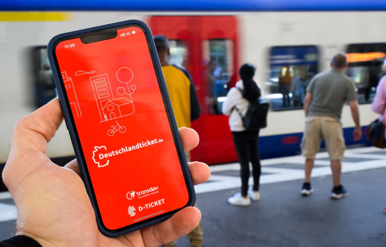 Wer ein Deutschlandticket haben möchte, wird ab dem kommenden Jahr wahrscheinlich tiefer in die Tasche greifen müssen. (Symbolbild) — © Julian Stratenschulte/dpa