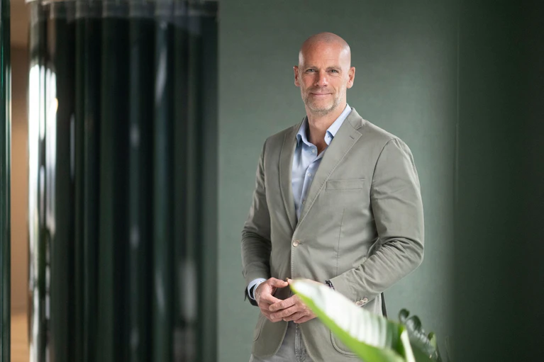 EY-Experte Constantin Gall: «All das sorgt aktuell für einen perfekten Sturm, gerade für die deutschen Autobauer». (Archivbild) — © Marijan Murat/dpa