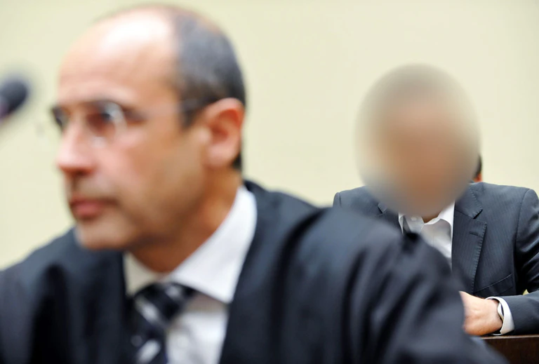 2008 wurde Benedikt T. (rechts) verurteilt, insgesamt saß er 17 Jahre lang in Haft. (Archivbild) — © Tobias Hase/dpa