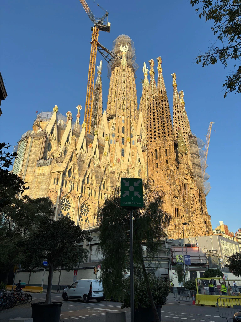 Die Sagrada Familia ist bereits seit Oktober höher als das Ulmer Münster und damit die höchste Kirche der Welt.  — © Jan-Uwe Ronneburger/dpa