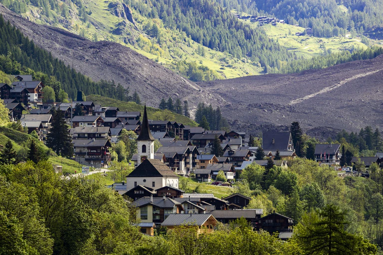 Bergstürze - wie jetzt in der Schweiz - aber auch Felsstürze und Steinschlag nehmen durch den Klimawandel zu.  — © Jean-Christophe Bott/KEYSTONE/dpa