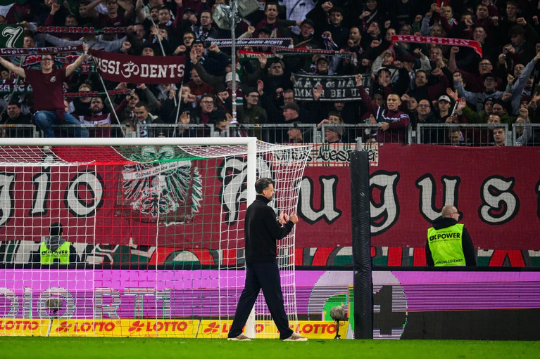Nach der Niederlage gegen Dortmund bedankt sich Sandro Wagner in der Kurve für die Unterstützung der Fans. — © Tom Weller/dpa