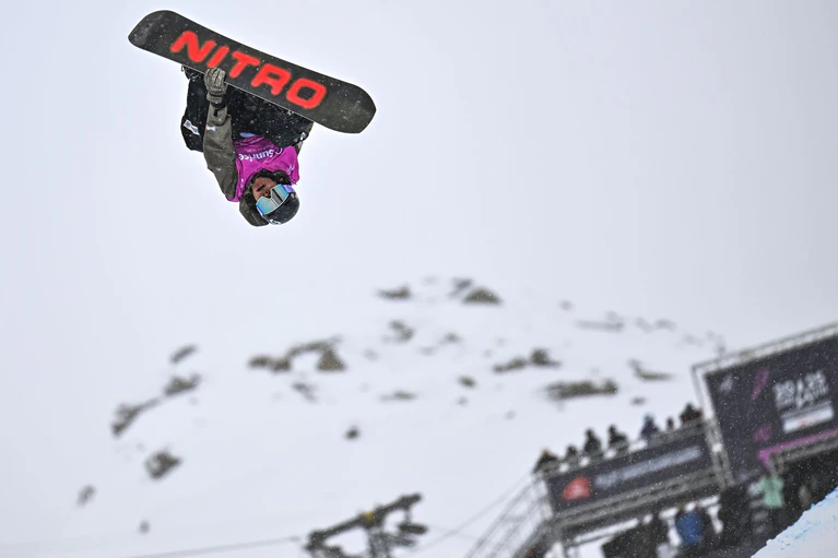 Snowboarder Christoph Lechner wächst in der WM-Halfpipe über sich hinaus. — © Gian Ehrenzeller/KEYSTONE/dpa