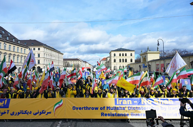 Bereits am Freitag demonstrierten Menschen in der Münchner Innenstadt anlässlich der Münchner Sicherheitskonferenz. Am Samstag soll es nach Veranstalterangaben eine Versammlung mit 100.000 Teilnehmerinnen und Teilnehmern zur politischen Situation im Iran geben. — © Malin Wunderlich/dpa