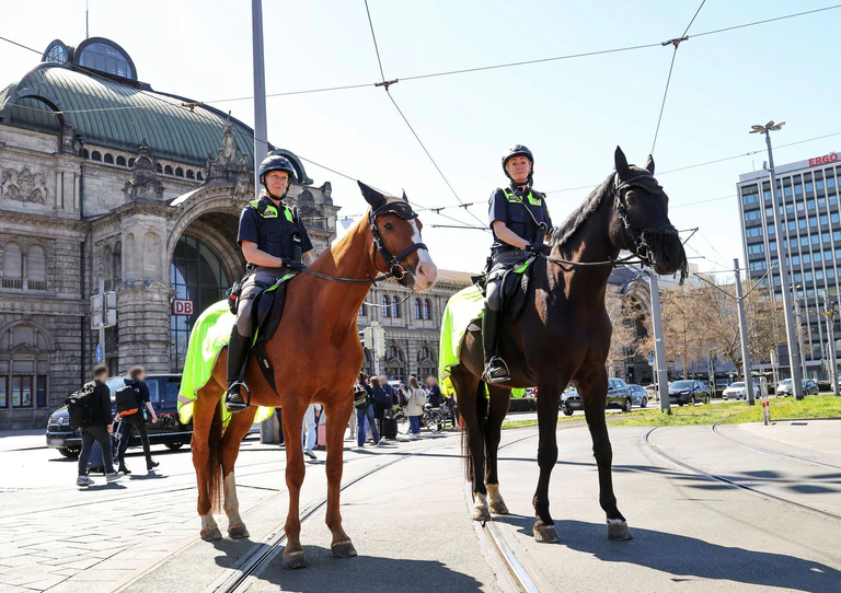 Schon allein wegen ihrer Größe sind die beiden Polizeipferde Quickly (l) und Remus (r) von Weitem sichtbar. Das soll Kriminelle abschrecken und Bürgern ein Gefühl von Sicherheit vermitteln.  — © Daniel Löb/dpa