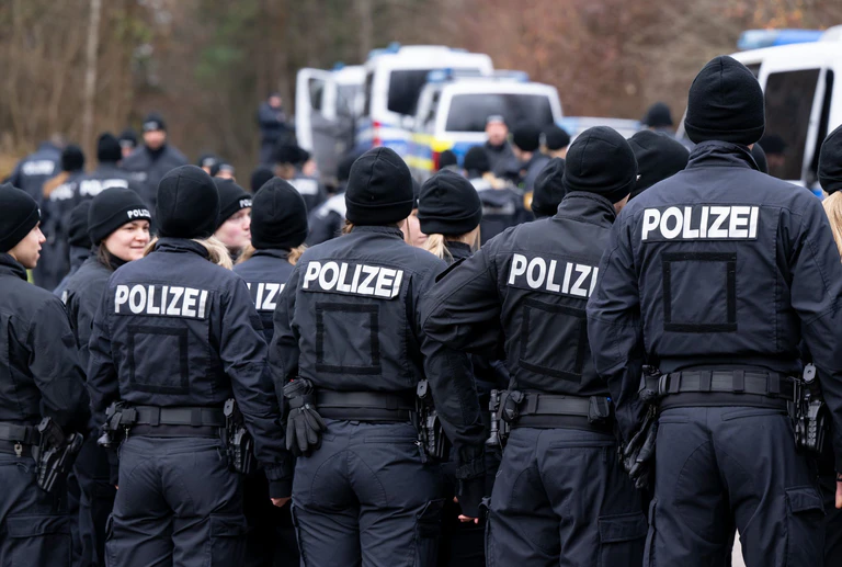 Bis zu 200 Polizisten waren bei der Suchaktion im Einsatz. — © Sven Hoppe/dpa