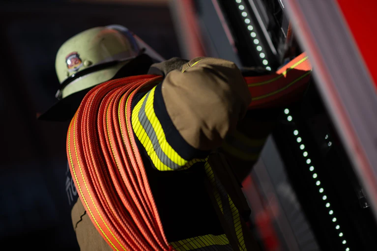 Für den 85 Jahre alten Bewohner kam jede Hilfe zu spät. Er verstarb trotz der Rettungsaktion noch am Brandort. (Symbolbild) — © Marijan Murat/dpa