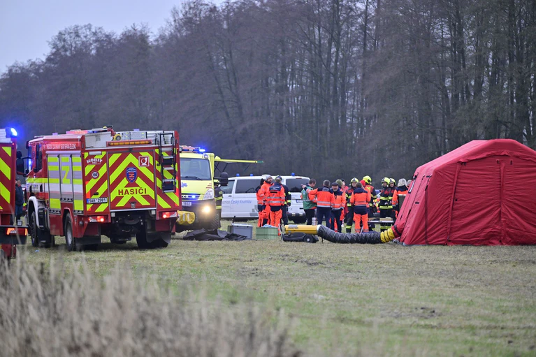 Rettungskräfte arbeiten am Unfallort nach der Kollision eines Schnellzuges mit einem Personenzug auf der Strecke zwischen den Orten Zliv und Divcice bei Ceske Budejovice (Budweis). — © Vaclav Pancer/CTK via AP/dpa