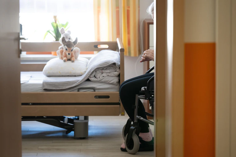 Wer in einem Pflegeheim in Bayern lebt, muss im laufenden Jahr deutlich mehr Geld zahlen als in früheren Jahren. (Illustration) — © Sebastian Kahnert/dpa/dpa-tmn