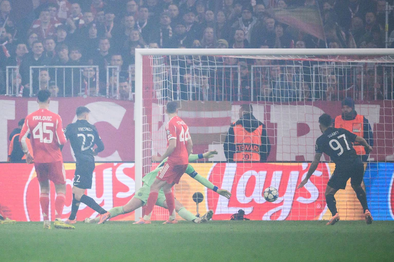 Manuel Neuer (m) war beim 0:1 machtlos. — © Tom Weller/dpa