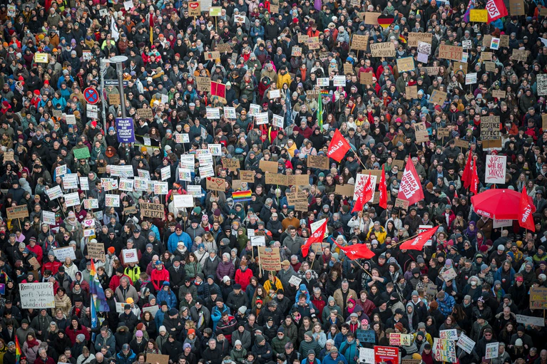 Die Polizei schätzt mindestens 20.000 Teilnehmende in Nürnberg. — © Daniel Vogl/dpa