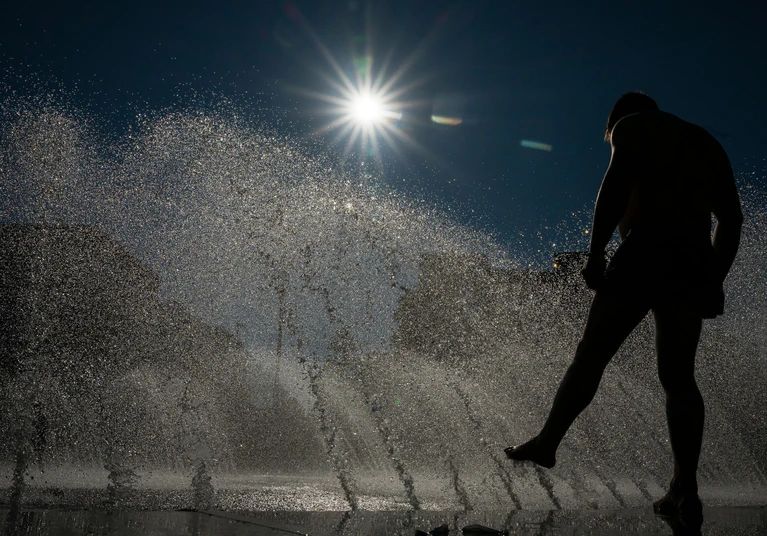Der Deutsche Wetterdienst (DWD) hat nach eigenen Angaben die höchsten Temperaturen des Tages gemessen.  — © Peter Kneffel/dpa