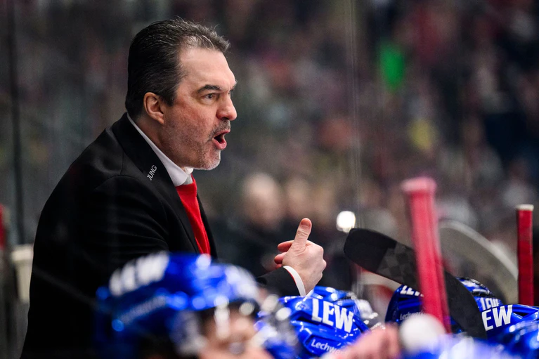 Augsburgs Sportdirektor Larry Mitchell lobt Torwart Peyton Jones. (Archivbild) — © Tom Weller/dpa