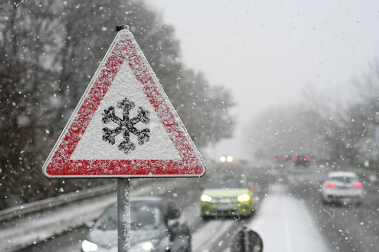 Baden-Württemberg sei zuerst von Glätte und leichtem Schnee betroffen. (Symbolbild) — © Lars Penning/dpa