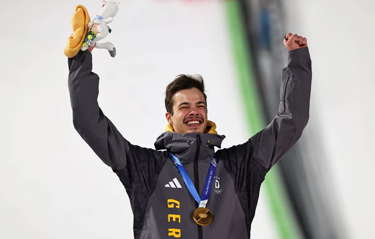 Skisprung-Olympiasieger Philipp Raimund vertraut seiner Mutter nicht nur beim Kochen. (Archivbild) — © Daniel Karmann/dpa
