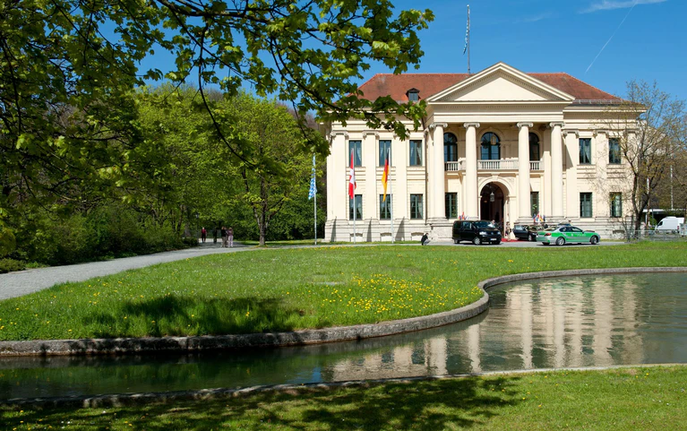 Das Prinz Carl-Palais und der Bach. Links des Gebäudes (nicht im Bild) liegt die Staatskanzlei. (Archivbild) — © picture alliance / dpa