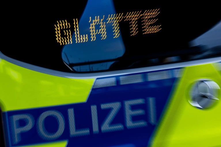 Autofahrten sollen in Teilen Bayerns möglichst vermieden werden. (Symbolbild) — © Rolf Vennenbernd/dpa