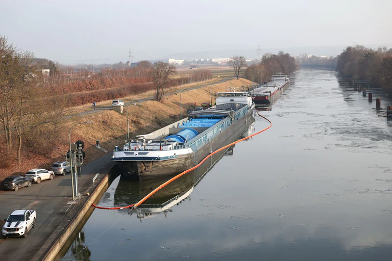 Nach der Havarie eines Güterschiffs auf dem Main-Donau-Kanal im Kreis Forchheim ist der Schiffsverkehr dort vorerst eingestellt. — © Daniel Löb/dpa