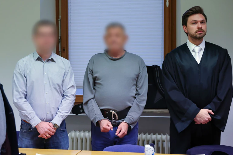Der Angeklagte sagt zu Prozessbeginn zunächst nichts zu den Vorwürfen. — © Daniel Löb/dpa