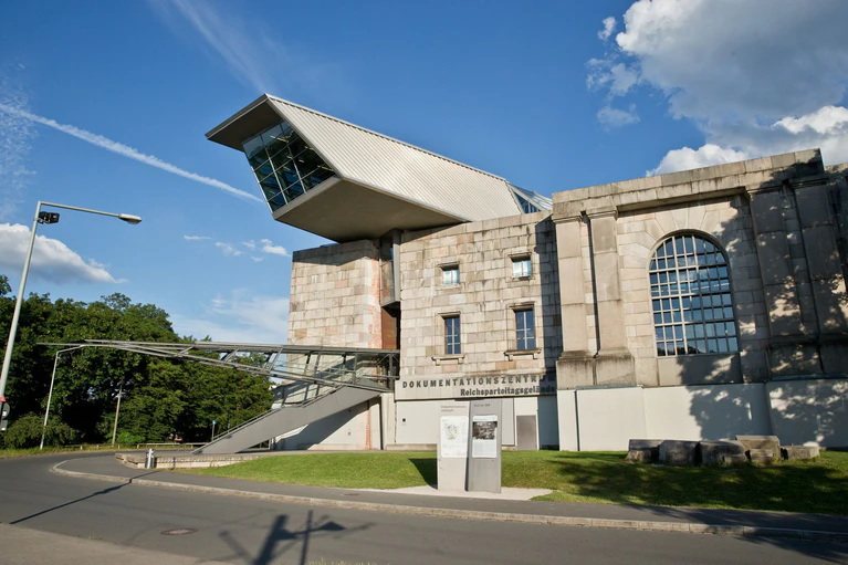 Das Dokumentationszentrum befindet sich in der Kongresshalle, die die Nazis ab 1935 errichteten, aber nicht fertigstellten. (Archivbild) — © picture alliance / Daniel Karmann/dpa
