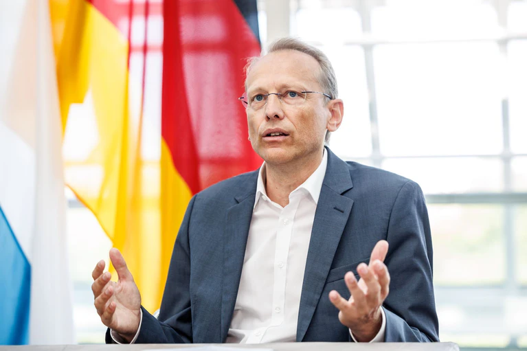 Bernhard Stiedl, DGB-Vorsitzender in Bayern, warnt vor 13-Stunden-Tagen. (Archivbild) — © Matthias Balk/dpa