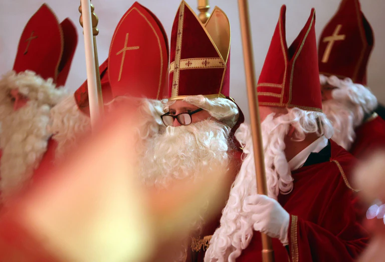 Beim internationalen Nikolaus-Treffen im Allgäu zeigen Bischöfe in Rot, dass sie mehr sind als nur die Vorbilder des Santa Claus. — © Karl-Josef Hildenbrand/dpa