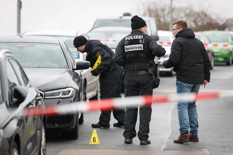 Die Ermittler gehen davon, dass sich Täter und Opfer kannten.  — © Daniel Karmann/dpa