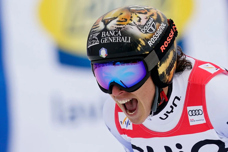 Federica Bringnone feiert ihren Sieg in Garmisch-Partenkirchen. — © Piermarco Tacca/AP/dpa