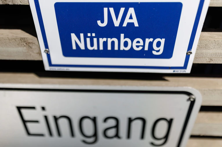 Die Staatsanwaltschaft Nürnberg-Fürth ermittelt nach Vorwürfen gegen die JVA Nürnberg. (Archivbild) — © Daniel Karmann/dpa