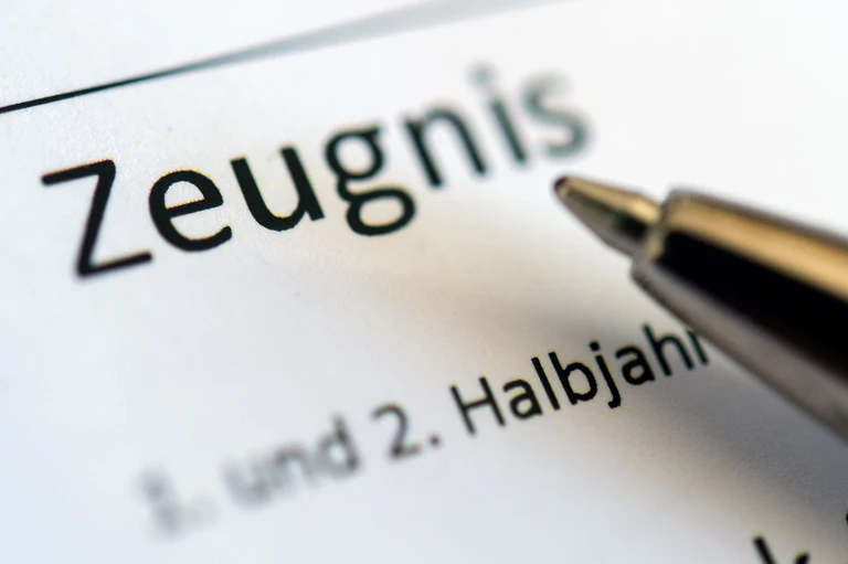 Vor dem Zeugnistag haben so manche Schülerinnen und Schüler Angst - wenn ihre Versetzung gefährdet ist. (Symbolbild) — © Sebastian Gollnow/dpa