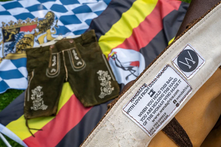Die handgemachten Lederhosen aus Uganda sind aus dem Leder des dort lebenden Ankole-Rinds - und sehen schon sehr bayerisch aus. — © Peter Kneffel/dpa