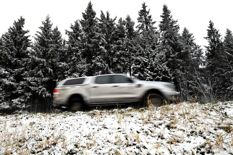 Auf dem Kahlen Asten im Sauerland wurden die ersten Tannen mit Schnee bedeckt.  — © Federico Gambarini/dpa