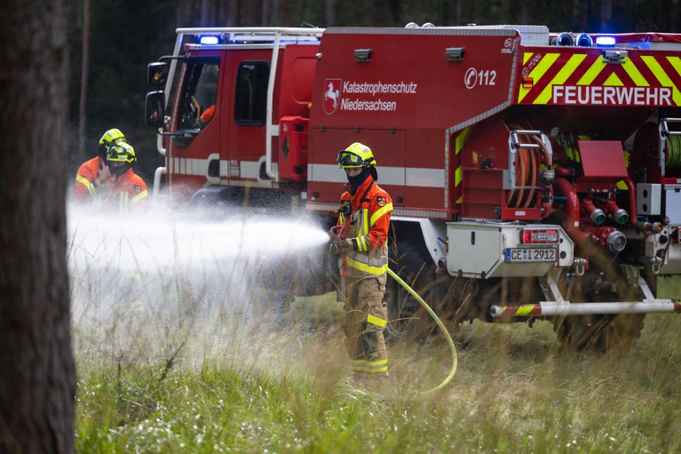 Feuerwehrleute üben den Einsatz für den Ernstfall. (Archivbild)   — © Philipp Schulze/dpa
