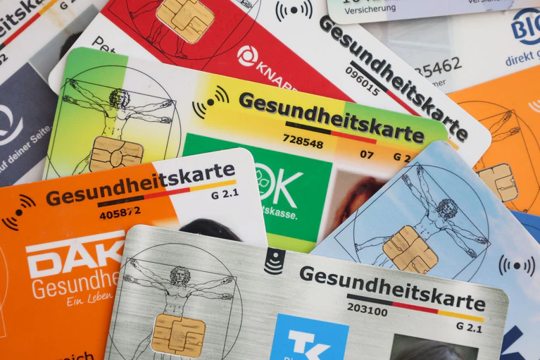 Söder will nichts an der kostenfreien Mitversicherung nicht berufstätiger Ehepartner in der Krankenkasse ändern. (Symbolbild) — © ---/GKV-Spitzenverband/dpa