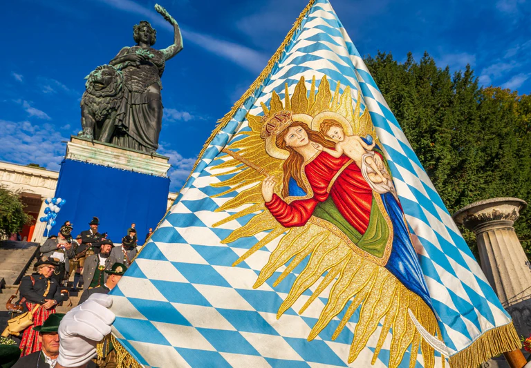 Mit Eichenkranz, Schwert und Löwe steht die Schutzpatronin Bayerns für Ruhm, Kraft und Ehre des Freistaats. — © Peter Kneffel/dpa