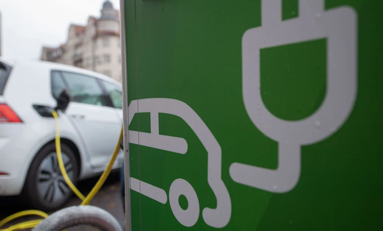 Elektroautos: Erstmals seit Jahren liegt Bayern bei den Neuzulassungen wieder ganz vorne. (Archivbild) — © Hendrik Schmidt/dpa