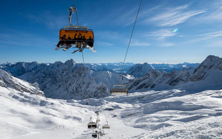 An der Zugspitze beginnt die Skisaison. — © Peter Kneffel/dpa