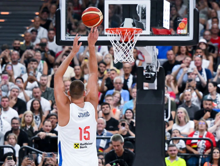 Tat nur so viel wie nötig: Center Nikola Jokic. — © Sven Hoppe/dpa