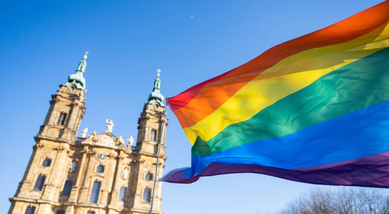 Die Regenbogenflagge 2022 bei der Vollversammlung der DBK in Vierzehnheiligen (Archivfoto).  — © Nicolas Armer/dpa