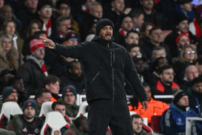  Vincent Kompany sah eine erste Halbzeit ohne klar spielbestimmendes Team.  — © Sven Hoppe/dpa