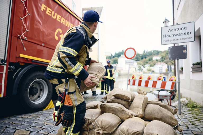 Zahlreiche Feuerwehrleute waren beim Hochwasser 2024 im Einsatz. (Archivbild) — © Tobias C. Köhler/dpa