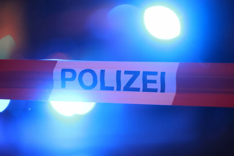 Der Tatort wurde von den Einsatzkräften abgesperrt. (Symbolbild) — © David Young/dpa