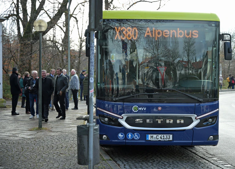 Der Alpenbus soll Murnau im Westen und Rosenheim im Osten verbinden. — © Malin Wunderlich/dpa