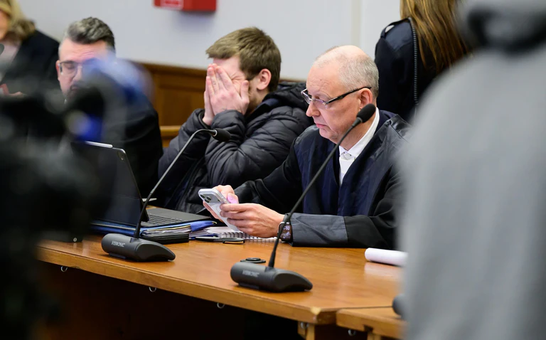Einer der beiden Angeklagten (Mitte) im Betonplatten-Prozess.  — © Philipp Schulze/dpa