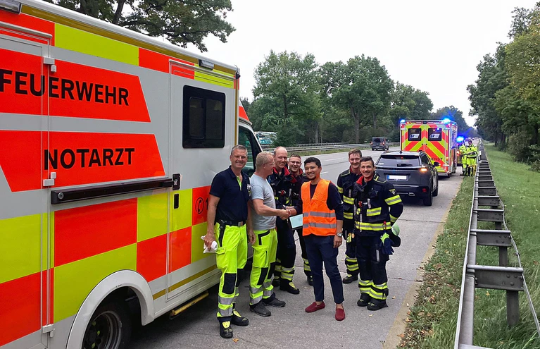 Die Einsatzkräfte gratulierten noch vor Ort. Der Vater (Mitte) hatte auf der A95 als Geburtshelfer tätig werden müssen.  — © -/Branddirektion München/dpa