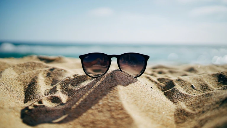 Sommer Sonne Urlaub Strand — © Ethan Robertson / Unsplash