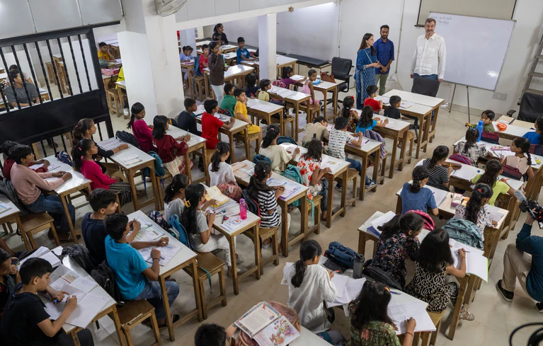 In Indien gibt es keine Schulpflicht - zum Leid vieler Kinder aus den dortigen Slums. Hilfsprojekte versuchen, die Spirale der Armut zu durchbrechen. — © Peter Kneffel/dpa