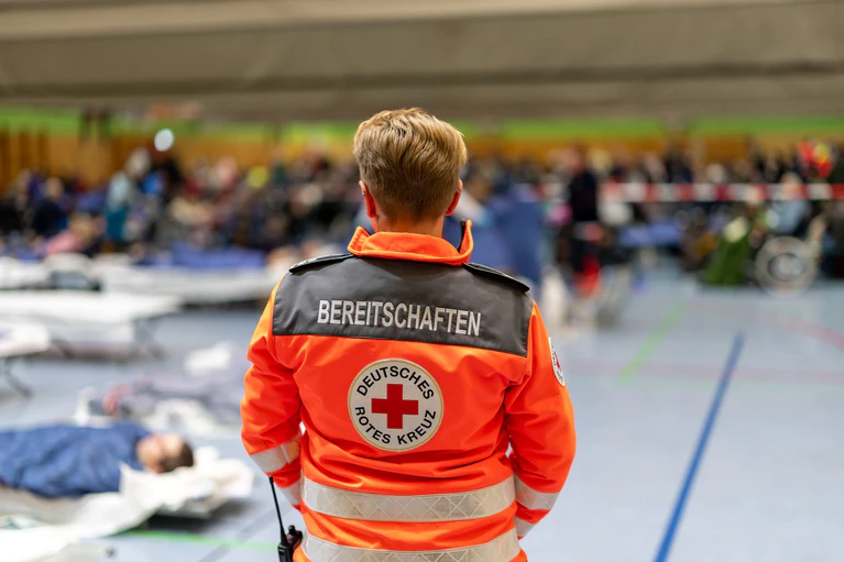 Die Bürger wurden teilweise in Sporthallen untergebracht. — © Daniel Karmann/dpa