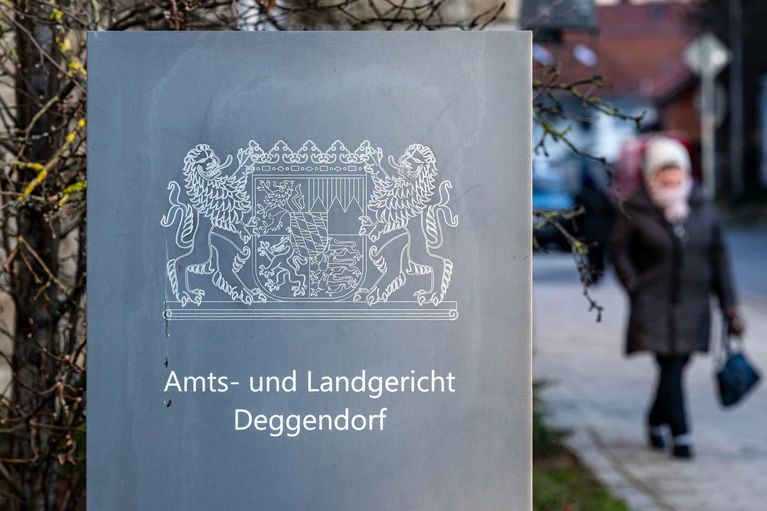 Eine Frau ist vor dem Landgericht Deggendorf wegen Mordes an ihrem Lebensgefährten angeklagt. (Symbolfoto)  — © Armin Weigel/dpa