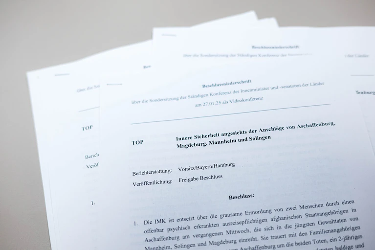 Die Innenminister fordern unter anderem eine engere Zusammenarbeit der Behörden. — © Sina Schuldt/dpa